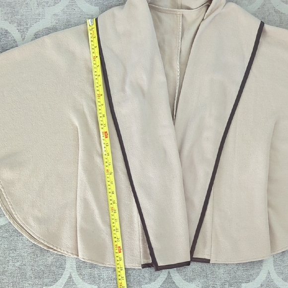Source Unknown Beige Cape with Dark Edging - Picture 11 of 16